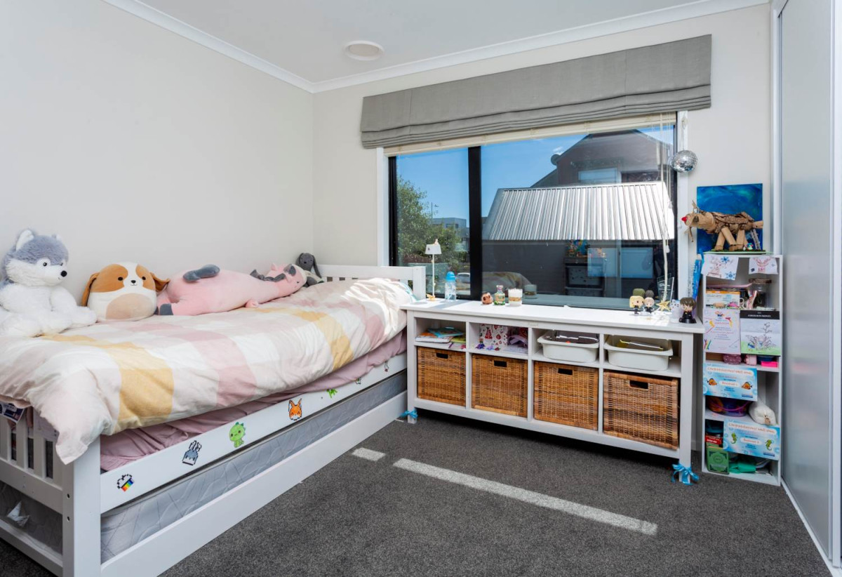 Overseas Owner ready to meet the market. (CV 2024: $1.175M), 3 beds 2.5 baths house with garage on 195m2 section, close to schools, shops, supermarket, motorway access, 0.3 km to Hobsonville Point Secondary School, 0.4 km to Hobsonville Point Primary School, 2 Rarahu Road, Hobsonville, Auckland