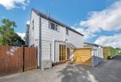 3 beds 1 bath house with garage, easy walking distance to Mt Albert shops, supermarket, bus routes and train station, with convenient motorway access nearby, 0.5 km to Owairaka District School, 3/2A Moreland Road, Mt Albert, Auckland