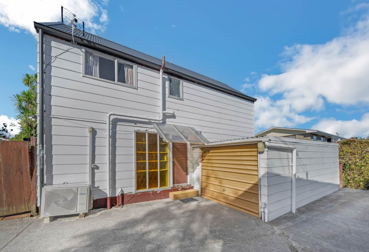 3 beds 1 bath house with garage, easy walking distance to Mt Albert shops, supermarket, bus routes and train station, with convenient motorway access nearby, 0.5 km to Owairaka District School, 3/2A Moreland Road, Mt Albert, Auckland