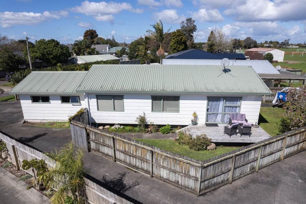Standalone 3 beds 1 bath house with double garage on 414m2 section, Stroll to Te Atatu Peninsula Market, easy motorway access, 0.2 km to Matipo Road School, 0.9 km to Te Atatu Intermediate, 10A Holman Road, Te Atatu Peninsula, Auckland