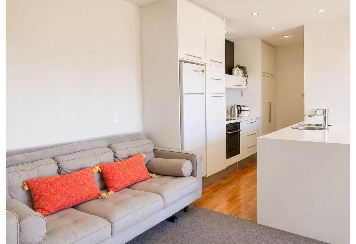 Auckland Girls’ Grammar School zone, Leasehold 2 beds 2 baths 1 car park apartment, 69m2 plus a spacious balcony, Access to facilities including an indoor heated pool, tennis court and BBQ area, 2 km to Auckland Girls’ Grammar School, 510/2 Beach Road, City Centre, Auckland