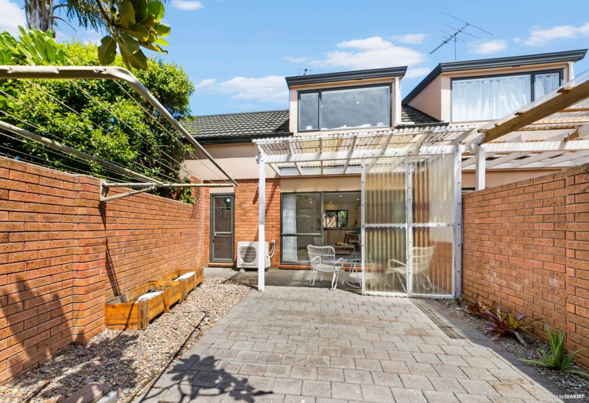 3 beds 1 bath home with double garage, just a five-minute walk from LynnMall Shopping Centre, the New Lynn Transport Hub, 0.4 km to New Lynn School, 18/1 Melview Place, New Lynn, Auckland