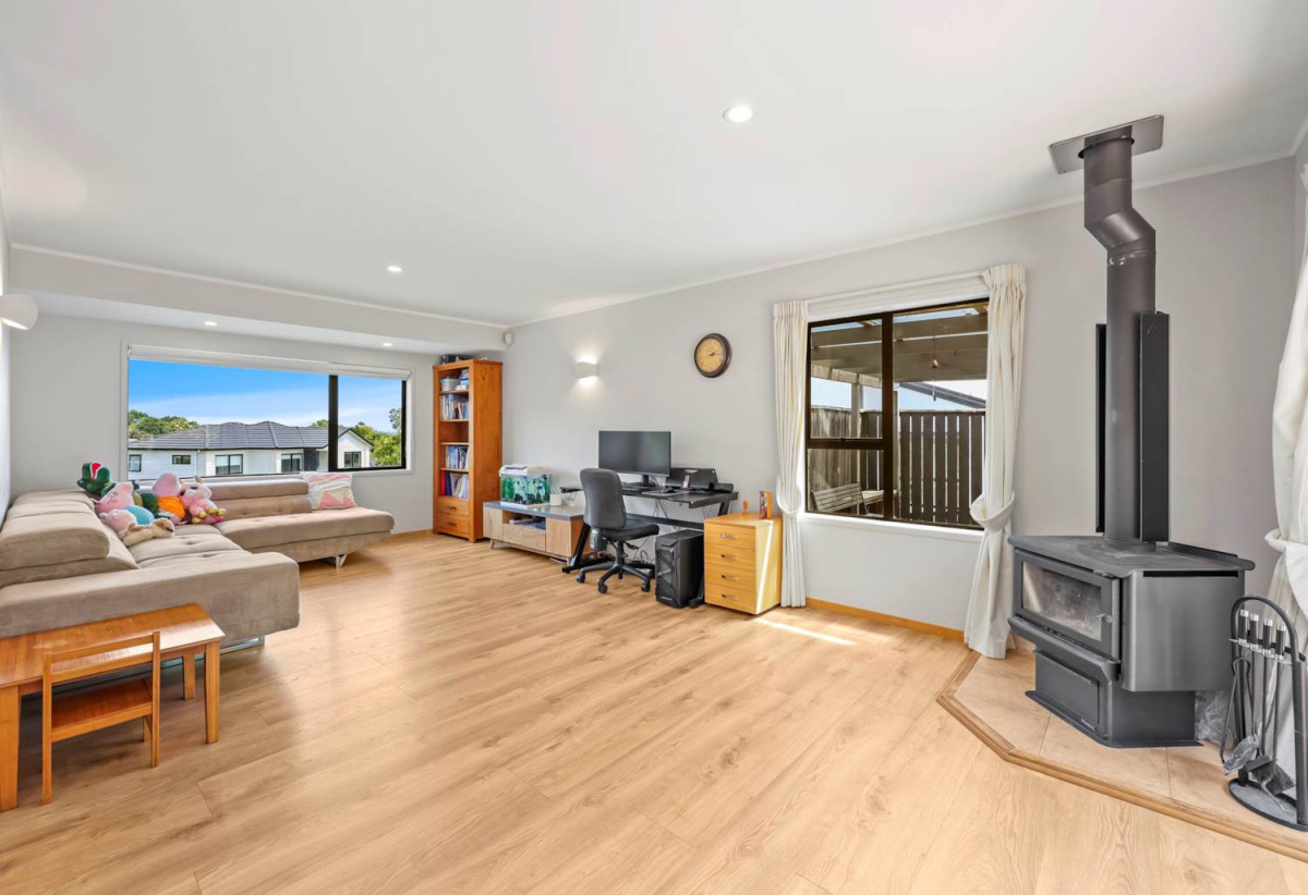 Macleans College zone, 615m2 section, Next to reserve, 4 beds 3 baths house with double garage, Direct access to Murvale Reserve from the rear boundary, 0.7 km to Macleans College, 18 Janome Place, Bucklands Beach, Auckland