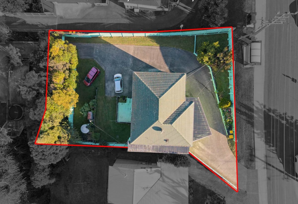 846m2 section, 3 beds 1.5baths house with double garage, 3 beds 1.5 baths kitchen lounge upstairs, Downstairs 3 rumpus bonus rumpus area currently set up with additional bedroom style spaces and kitchenette area, close to school, Lynn Mall, 0.3 km to Kelston School, 21 Kelwyn Road, Kelston, Auckland