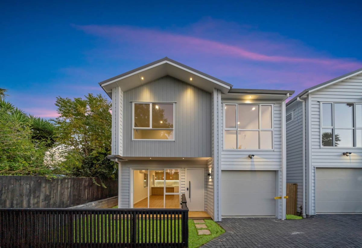 Brandnew standalone 3 beds 2.5 baths home with garage, close to schools, shops, reserves, golf club, 0.9 km to Reremoana Primary School, 89C St Annes Crescent, Wattle Downs, Auckland