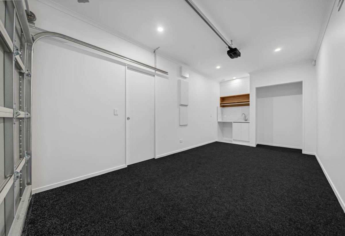 Brandnew standalone 3 beds 2.5 baths home with garage, close to schools, shops, reserves, golf club, 0.9 km to Reremoana Primary School, 89C St Annes Crescent, Wattle Downs, Auckland