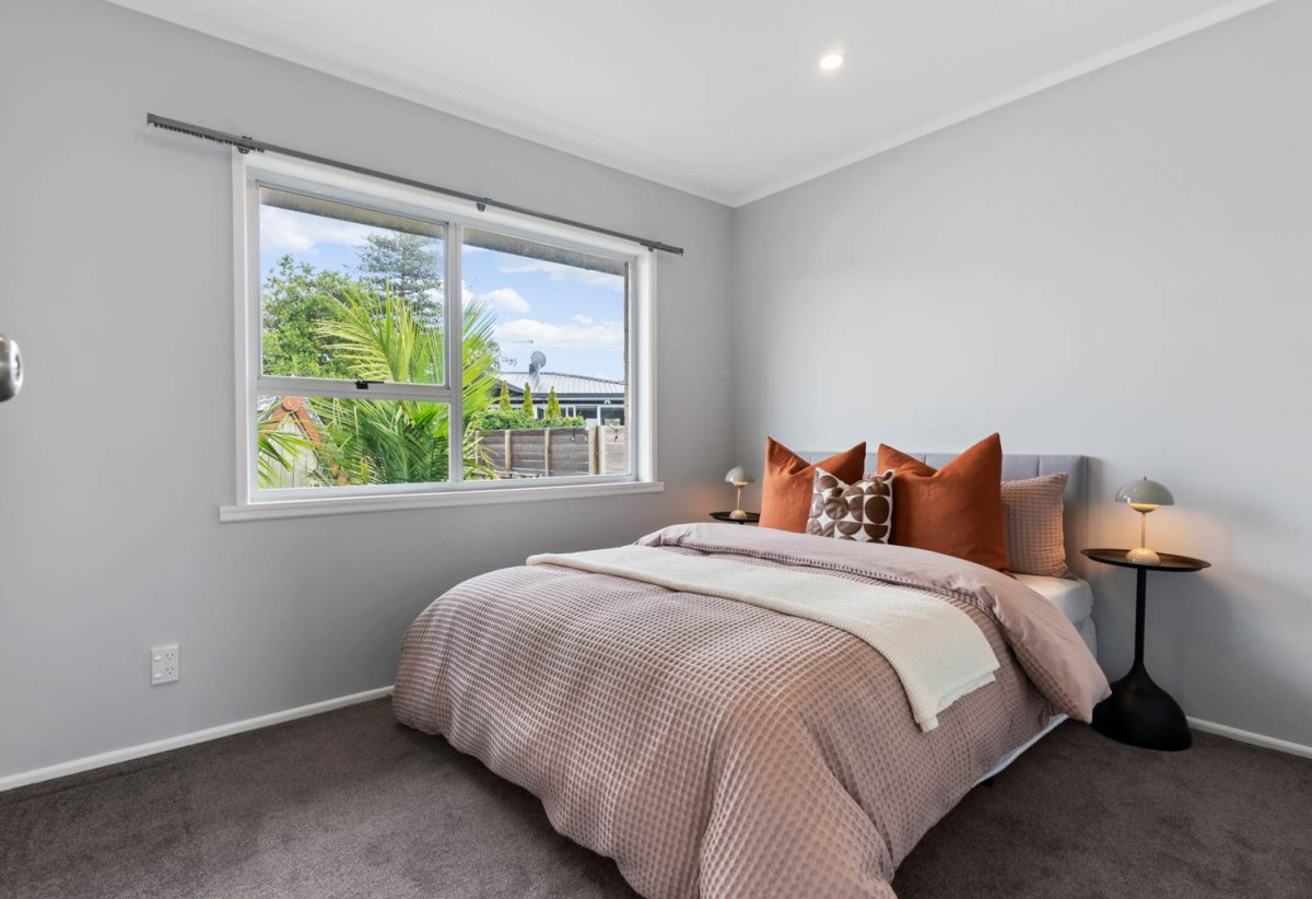 For rent, Sea views, Macleans College & BBI School Zones, 3 beds 1 baths house with double garage, available 25th May, 4 Haseler Crescent, Mellons Bay, Auckland