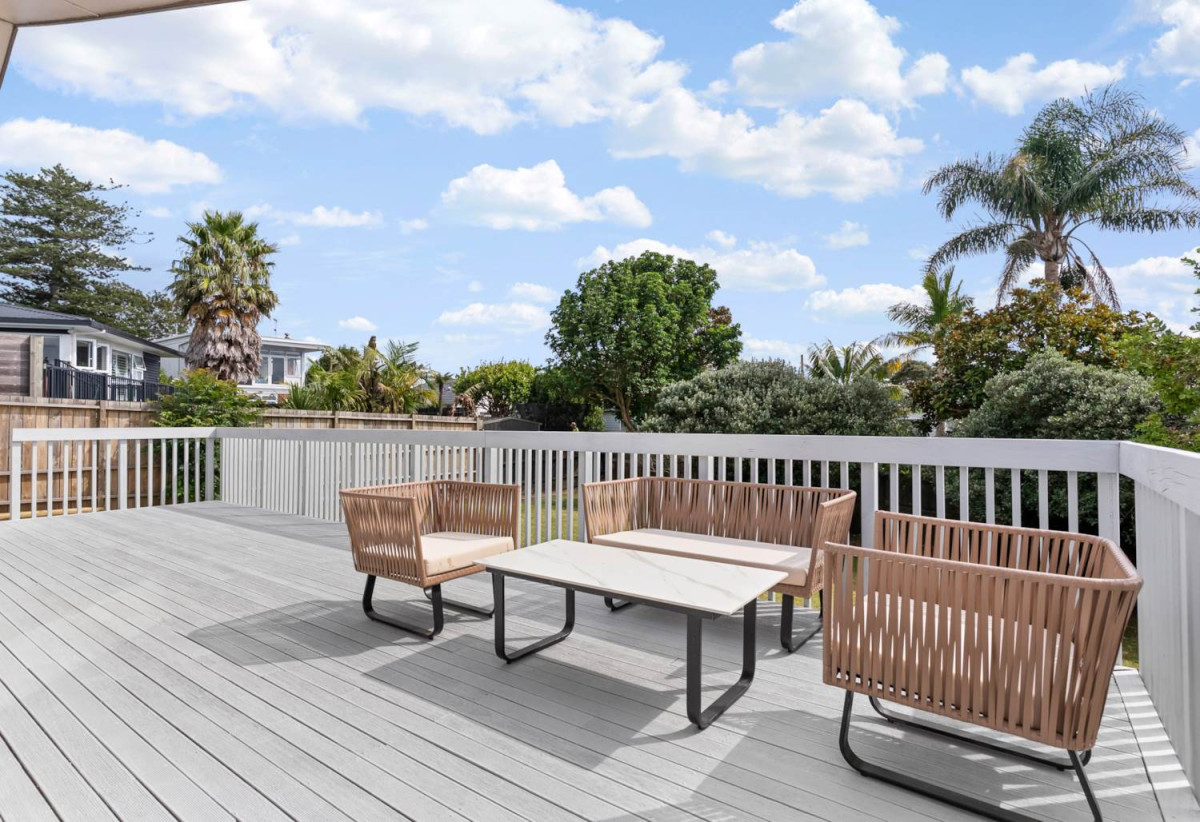 For rent, Sea views, Macleans College & BBI School Zones, 3 beds 1 baths house with double garage, available 25th May, 4 Haseler Crescent, Mellons Bay, Auckland