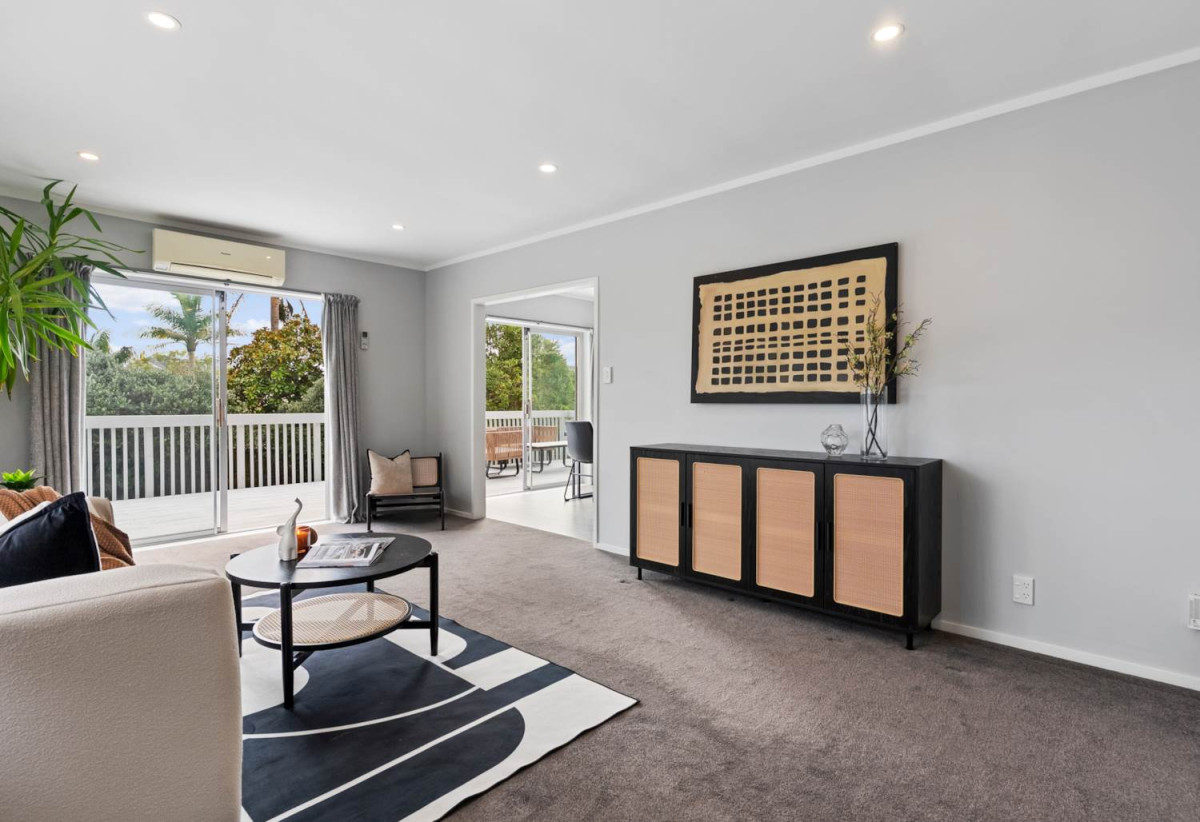For rent, Sea views, Macleans College & BBI School Zones, 3 beds 1 baths house with double garage, available 25th May, 4 Haseler Crescent, Mellons Bay, Auckland