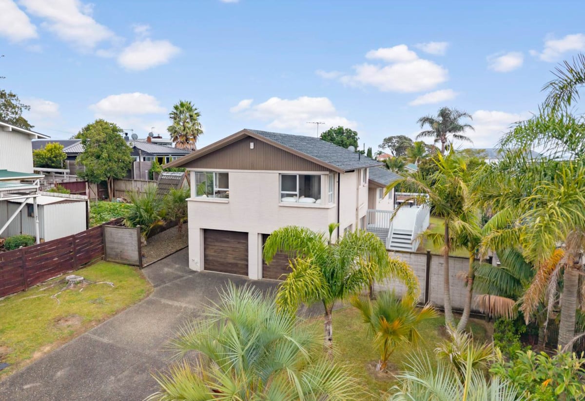 For rent, Sea views, Macleans College & BBI School Zones, 3 beds 1 baths house with double garage, available 25th May, 4 Haseler Crescent, Mellons Bay, Auckland