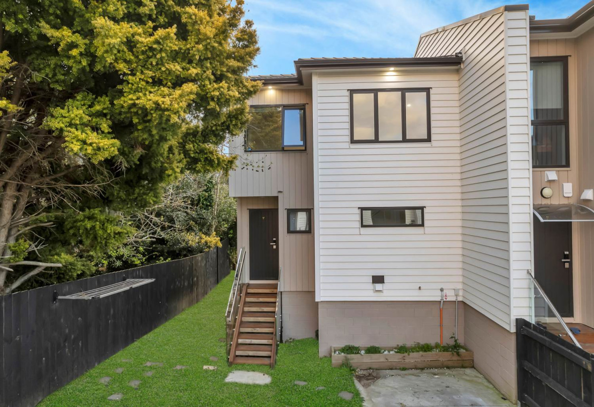 Corner Site & Facing the Reserv, 2 beds 1.5 baths home with car parks, close to schools, shops, supermarkets, seaside reserves, 0.3 km to Manurewa South School, 64F Coxhead Road, Manurewa, Auckland