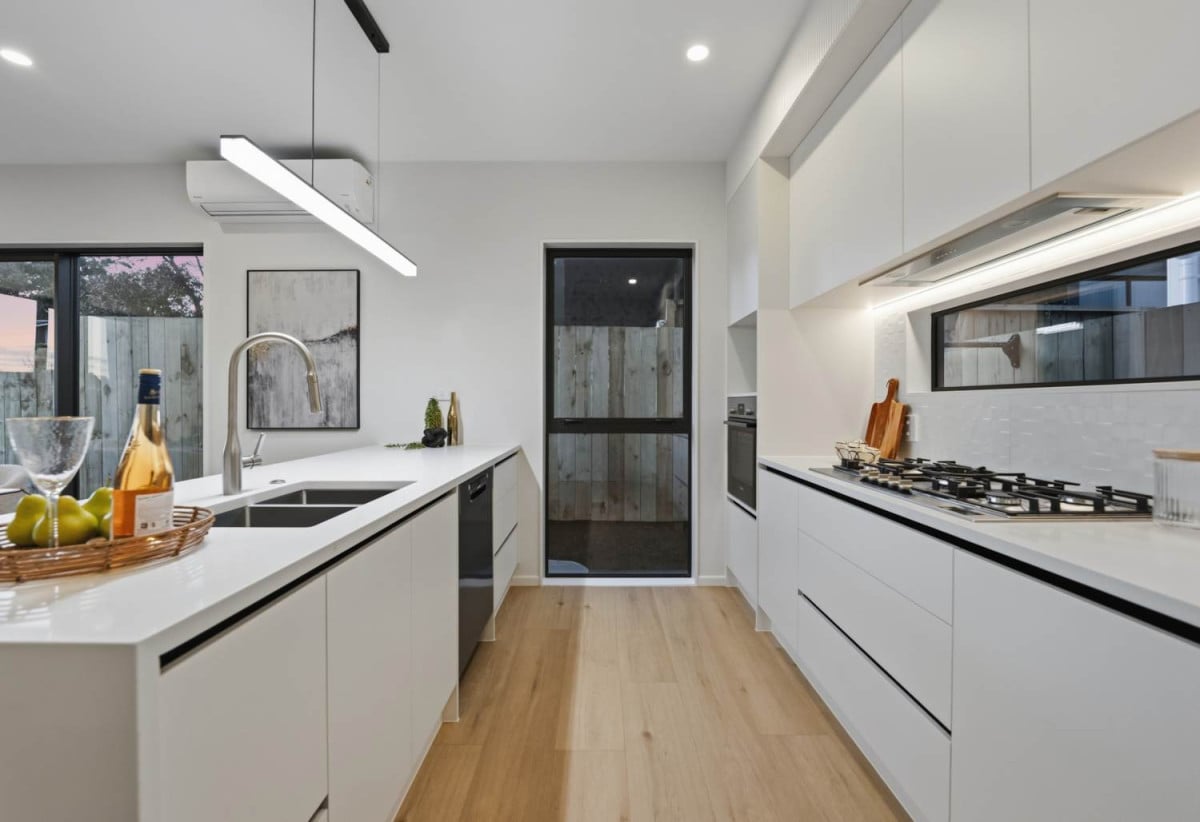 Macleans College zone, Brandnew 4 beds 3.5 baths home with garage, close beachs, parks, shopping centre, 0.6 km to Pigeon Mountain School, 5A Mark Edward Drive, Half Moon Bay, Auckland