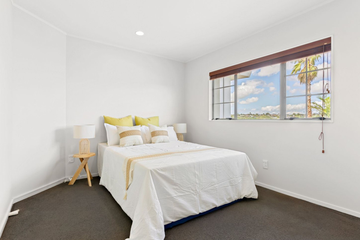 190m2 Standalone 3 beds 2 baths house with double garage, close to to Botany Town Centre and Meadowlands Shopping Centre, zoned for Cockle Bay School, Somerville Intermediate and Howick College, 1/8 Alicia Road, Somerville, Auckland