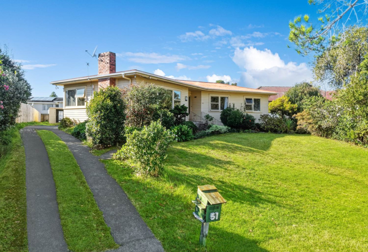 Double Westlake school zone, 809m2 section, 4 beds 2 baths house with double garage and carport, zones for Westlake Boys’ & Girls’ High Schools, Wairau Intermediate, and Forrest Hill School, Close to Sunnynook Shopping Centre, Becroft Park, motorway access, 51 Becroft Drive, Forrest Hill, Auckland
