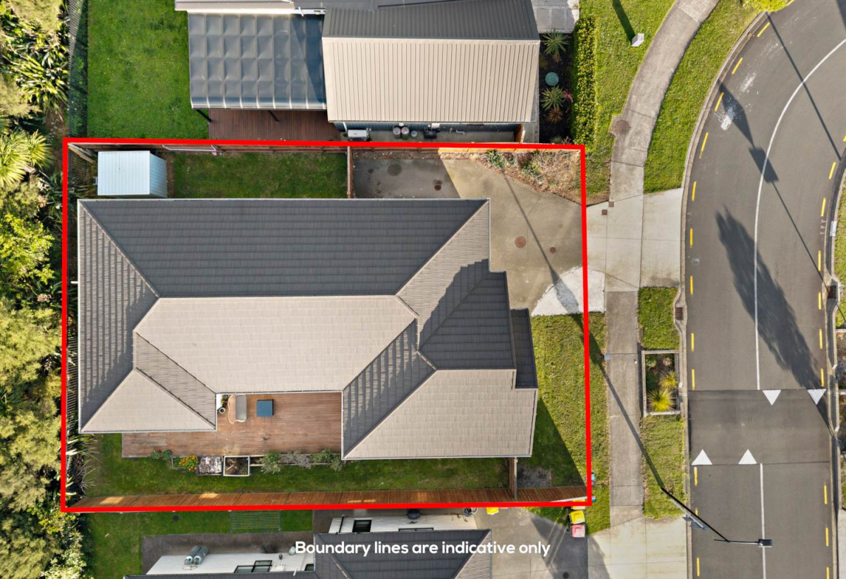 2 kitchens, 4 beds 3 baths house with garage and 1-bed granny on 402m2 section, close to schools, shops, 1 km to Cosgrove School, 9 Holcroft Street, Papakura, Auckland