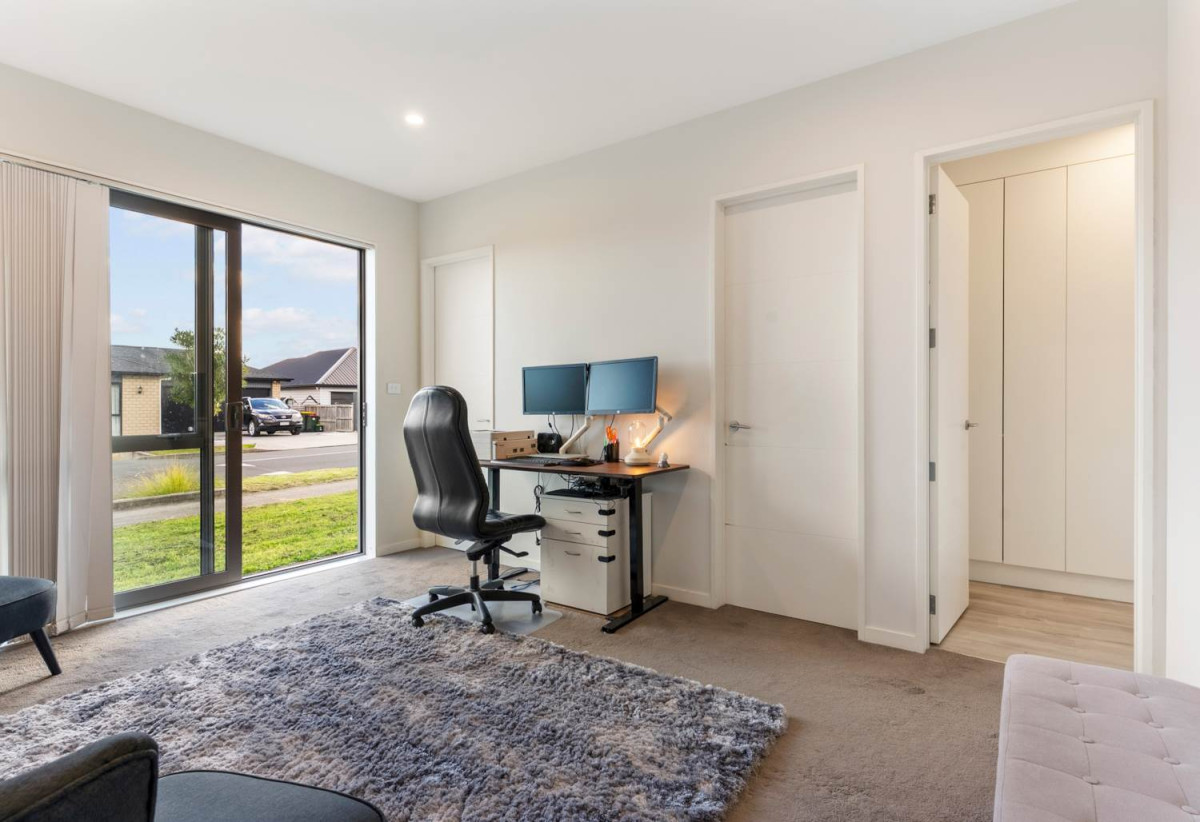 2 kitchens, 4 beds 3 baths house with garage and 1-bed granny on 402m2 section, close to schools, shops, 1 km to Cosgrove School, 9 Holcroft Street, Papakura, Auckland