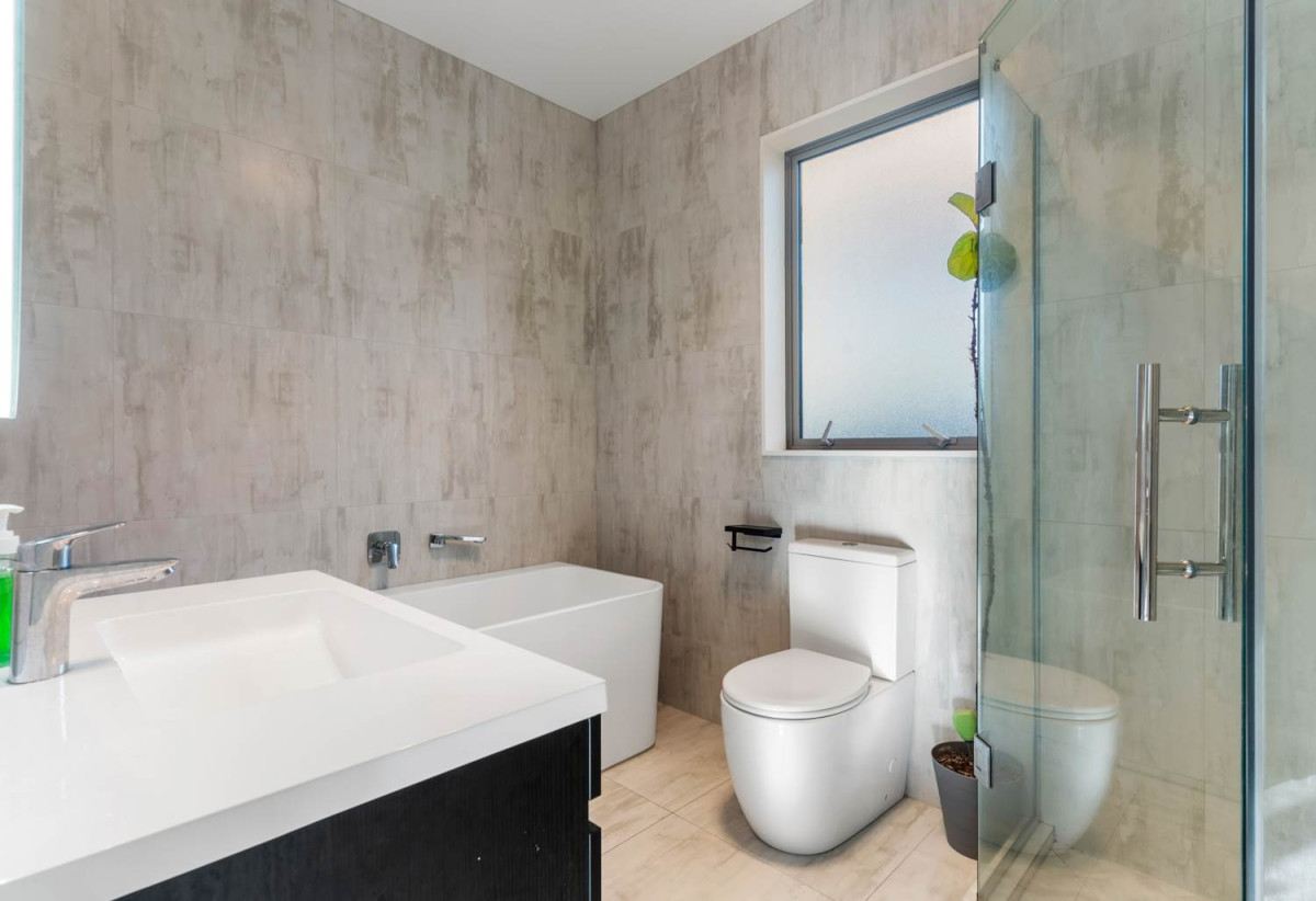 2 kitchens, 4 beds 3 baths house with garage and 1-bed granny on 402m2 section, close to schools, shops, 1 km to Cosgrove School, 9 Holcroft Street, Papakura, Auckland