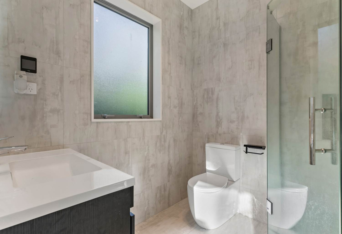 2 kitchens, 4 beds 3 baths house with garage and 1-bed granny on 402m2 section, close to schools, shops, 1 km to Cosgrove School, 9 Holcroft Street, Papakura, Auckland