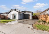 2 kitchens, 4 beds 3 baths house with garage and 1-bed granny on 402m2 section, close to schools, shops, 1 km to Cosgrove School, 9 Holcroft Street, Papakura, Auckland