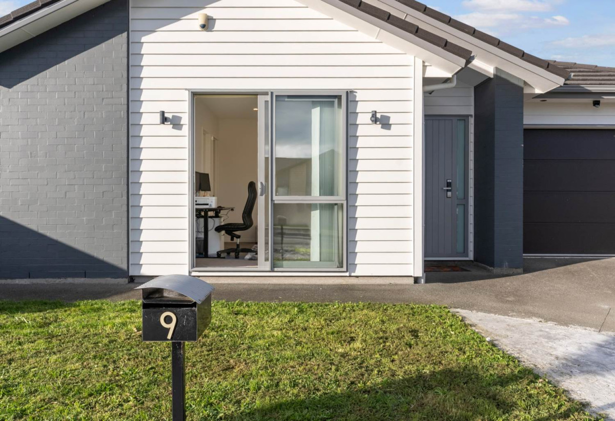 2 kitchens, 4 beds 3 baths house with garage and 1-bed granny on 402m2 section, close to schools, shops, 1 km to Cosgrove School, 9 Holcroft Street, Papakura, Auckland