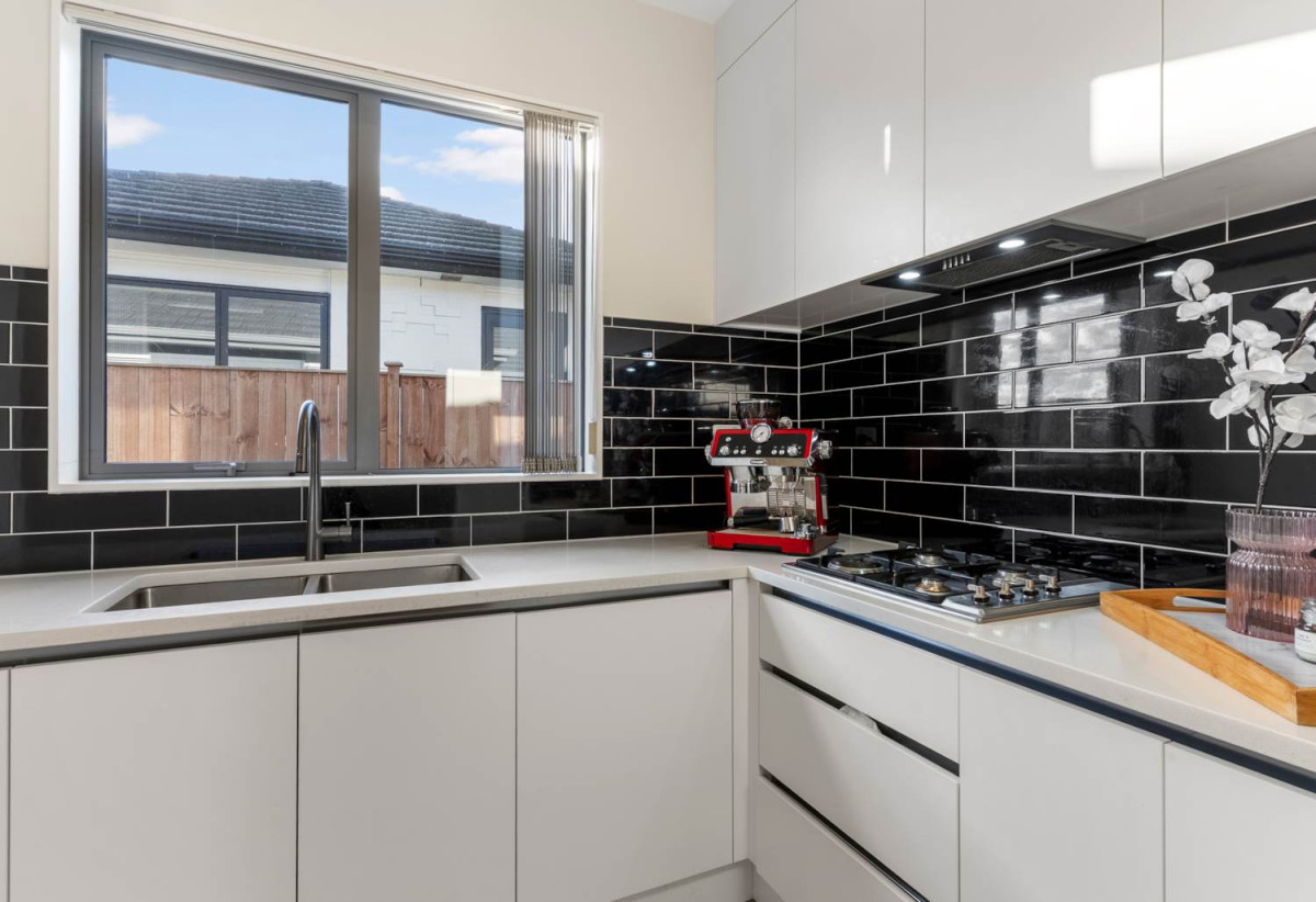 2 kitchens, 4 beds 3 baths house with garage and 1-bed granny on 402m2 section, close to schools, shops, 1 km to Cosgrove School, 9 Holcroft Street, Papakura, Auckland