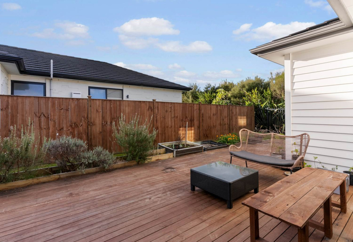 2 kitchens, 4 beds 3 baths house with garage and 1-bed granny on 402m2 section, close to schools, shops, 1 km to Cosgrove School, 9 Holcroft Street, Papakura, Auckland