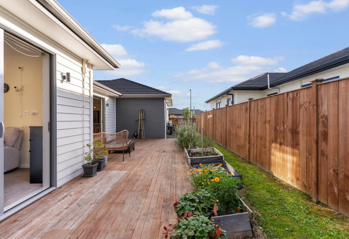 2 kitchens, 4 beds 3 baths house with garage and 1-bed granny on 402m2 section, close to schools, shops, 1 km to Cosgrove School, 9 Holcroft Street, Papakura, Auckland