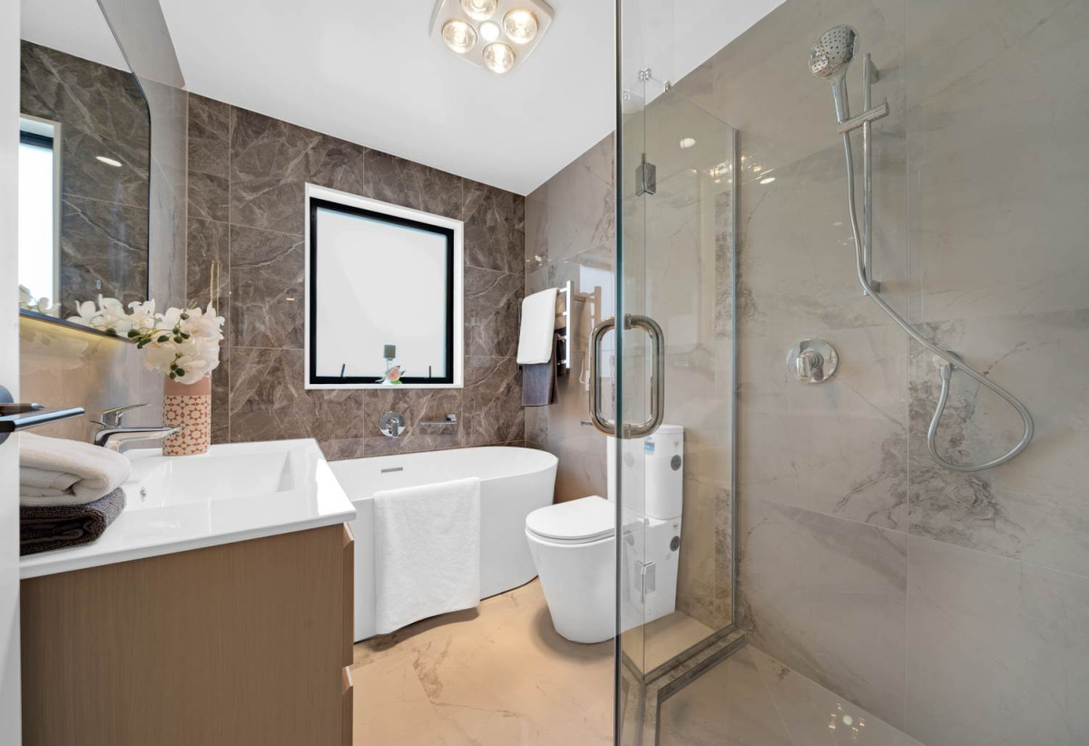 2 kitchens, Vendor wants it go, Brandnew 7 beds (3 ensuites) 5.5 baths house with double garage and 2-beds granny, close to schools, shops, 2 km to Ormiston Senior College and Ormiston Junior College, 76 Koromeke Street, Flat Bush, Auckland