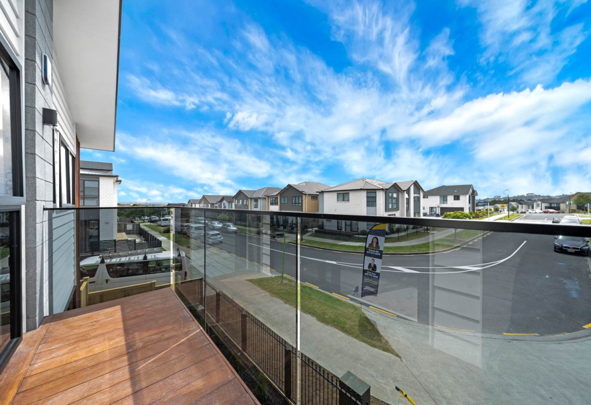 2 kitchens, Vendor wants it go, Brandnew 7 beds (3 ensuites) 5.5 baths house with double garage and 2-beds granny, close to schools, shops, 2 km to Ormiston Senior College and Ormiston Junior College, 76 Koromeke Street, Flat Bush, Auckland