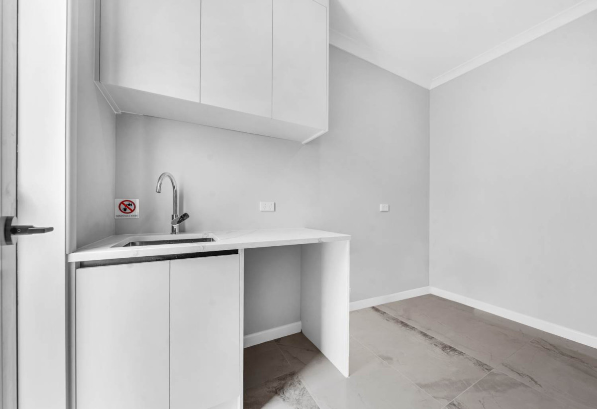 2 kitchens, Vendor wants it go, Brandnew 7 beds (3 ensuites) 5.5 baths house with double garage and 2-beds granny, close to schools, shops, 2 km to Ormiston Senior College and Ormiston Junior College, 76 Koromeke Street, Flat Bush, Auckland