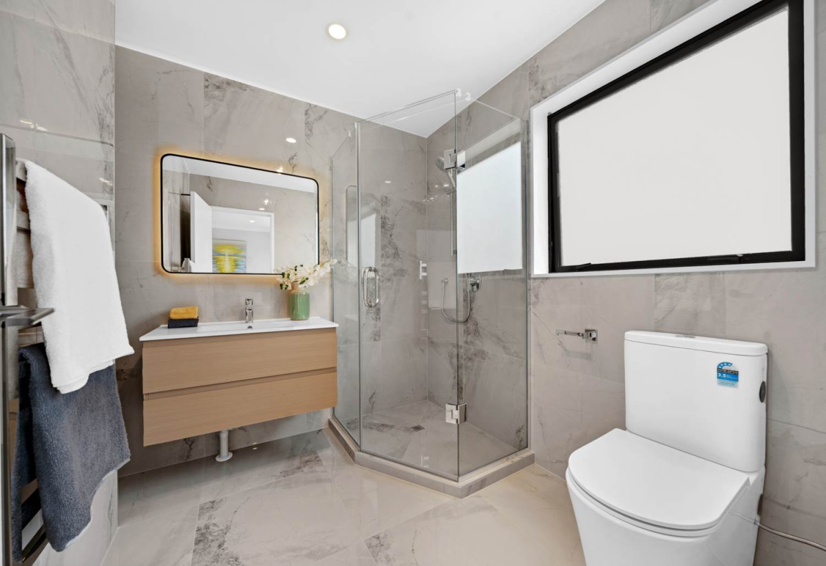 2 kitchens, Vendor wants it go, Brandnew 7 beds (3 ensuites) 5.5 baths house with double garage and 2-beds granny, close to schools, shops, 2 km to Ormiston Senior College and Ormiston Junior College, 76 Koromeke Street, Flat Bush, Auckland