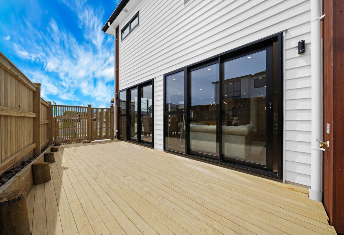2 kitchens, Vendor wants it go, Brandnew 7 beds (3 ensuites) 5.5 baths house with double garage and 2-beds granny, close to schools, shops, 2 km to Ormiston Senior College and Ormiston Junior College, 76 Koromeke Street, Flat Bush, Auckland