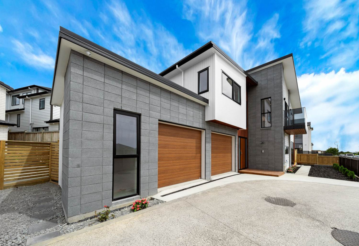 2 kitchens, Vendor wants it go, Brandnew 7 beds (3 ensuites) 5.5 baths house with double garage and 2-beds granny, close to schools, shops, 2 km to Ormiston Senior College and Ormiston Junior College, 76 Koromeke Street, Flat Bush, Auckland