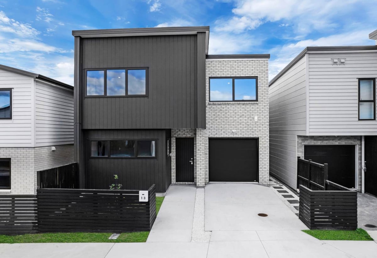 Standalone 4 beds 2.5 baths house with garage, close to schools, Ormiston shopping centre, 0.5 km to Te Uho o Te Nikau Primary School , 1.5 km to Ormiston Junior College and Ormiston Senior College, 13 Artemis Way, Flat Bush, Auckland
