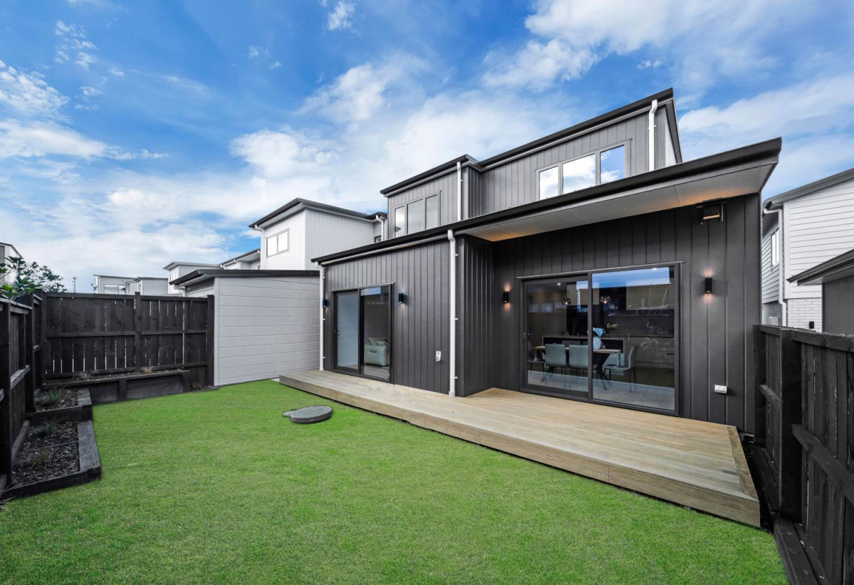 Standalone 4 beds 2.5 baths house with garage, close to schools, Ormiston shopping centre, 0.5 km to Te Uho o Te Nikau Primary School , 1.5 km to Ormiston Junior College and Ormiston Senior College, 13 Artemis Way, Flat Bush, Auckland