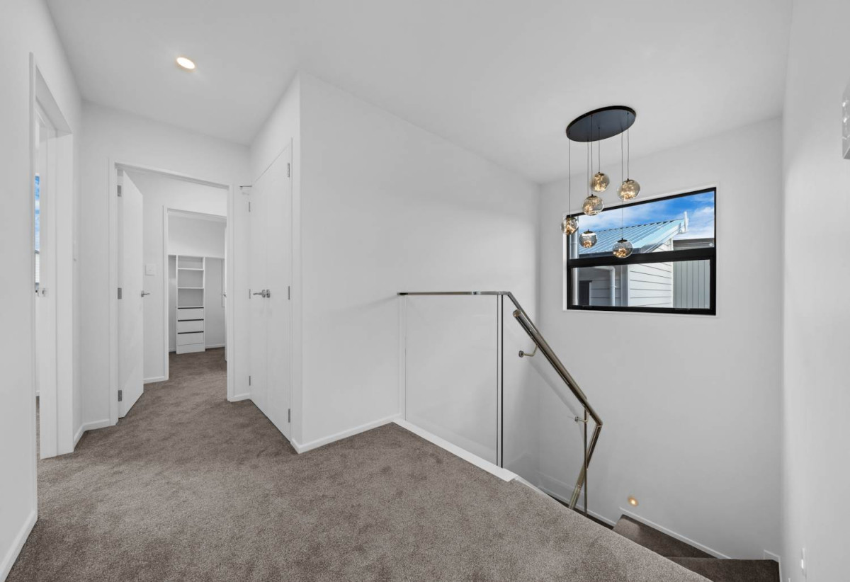 Standalone 4 beds 2.5 baths house with garage, close to schools, Ormiston shopping centre, 0.5 km to Te Uho o Te Nikau Primary School , 1.5 km to Ormiston Junior College and Ormiston Senior College, 13 Artemis Way, Flat Bush, Auckland