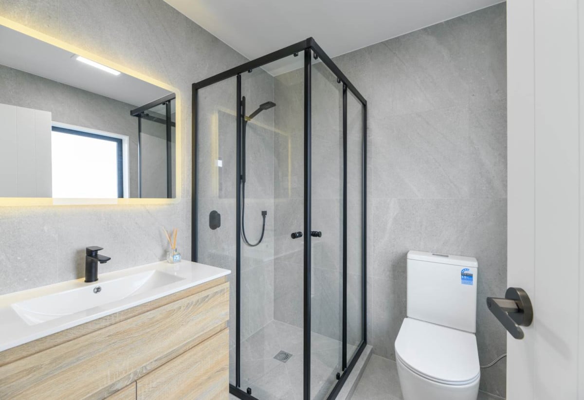 Double Westlake school zone, Brandnew standalone 4 beds 3 baths home with garage, close to schools, Glenfield Mall, 0.4 km to Glenfield Intermediate School, 93A Bruce Road, Glenfield, Auckland