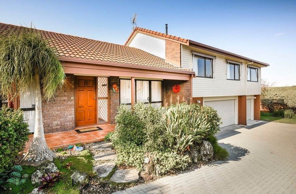 For rent, Macleans College zone, 4 beds 2 baths house with triple garage, available 21st May, 24 Loloma Drive, Half Moon Bay, Auckland