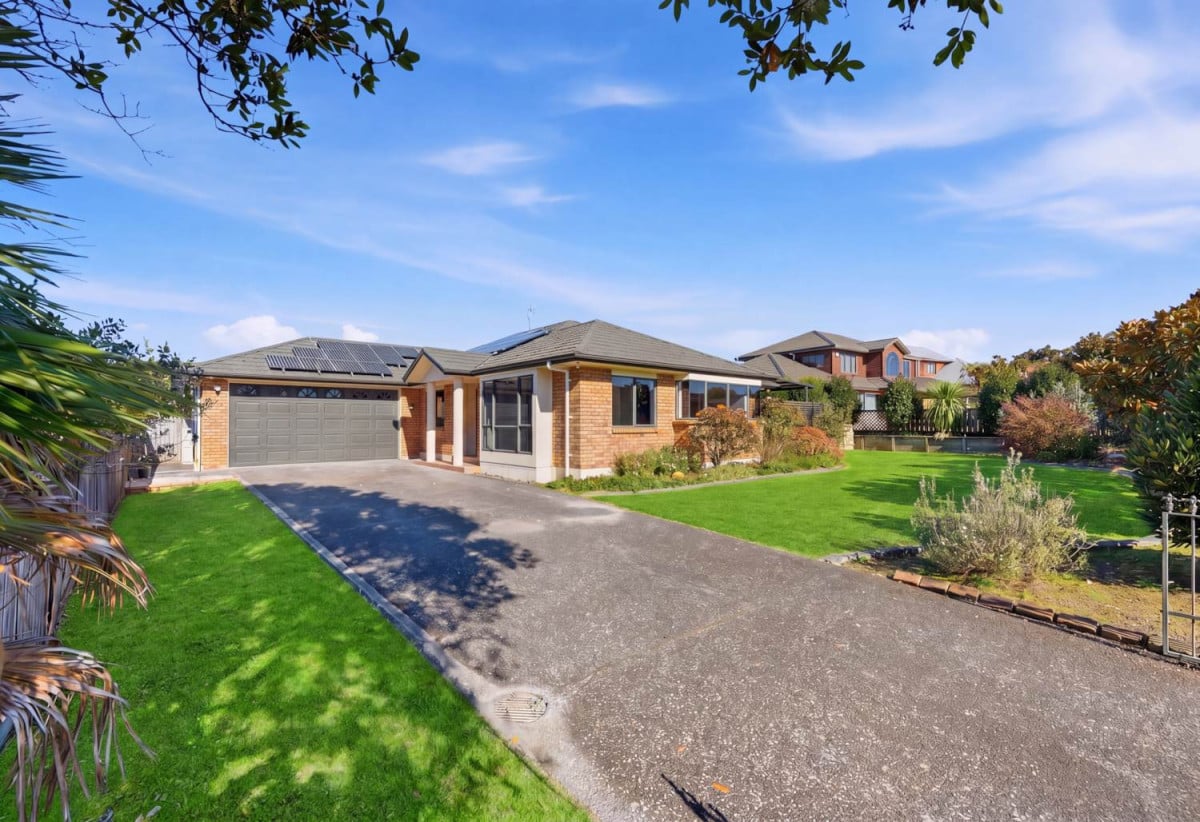 212m2 Renovated, Brick and tile 4 beds 2 baths house with double garage on 750m2 section, Equipped with solar panels, close to schools, town centre, 0.4 km to Pukekohe Hill School, 1.3 km to Pukekohe Intermediate, 1.4 km to Pukekohe High School, 8 Emsworth Court, Pukekohe, Auckland