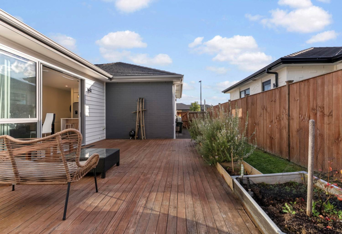 2 kitchens, 4 beds 3 baths house with garage and 1-bed granny on 402m2 section, close to schools, shops, 1 km to Cosgrove School, 9 Holcroft Street, Papakura, Auckland