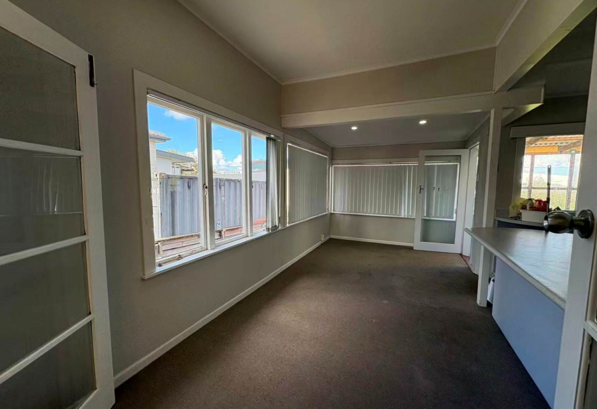 For rent, 4 beds 1.5 baths house with double garage, available 8th June, 3 Bridge Street, Papatoetoe, Auckland