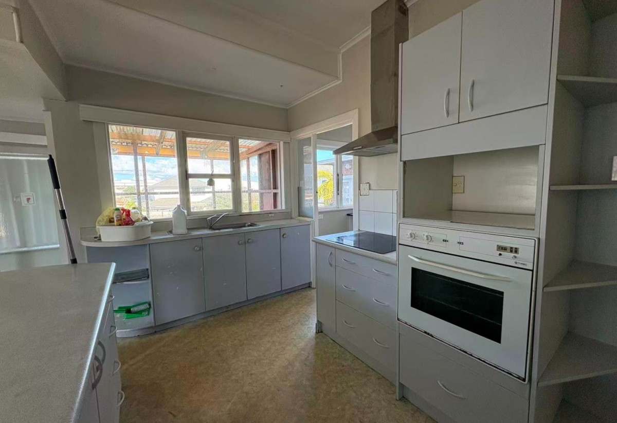 For rent, 4 beds 1.5 baths house with double garage, available 8th June, 3 Bridge Street, Papatoetoe, Auckland