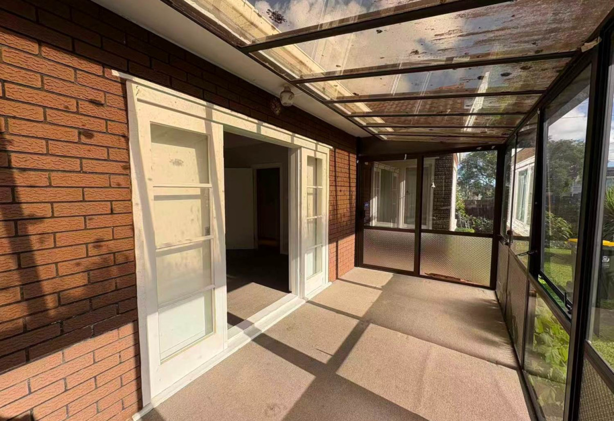 For rent, 4 beds 1.5 baths house with double garage, available 8th June, 3 Bridge Street, Papatoetoe, Auckland