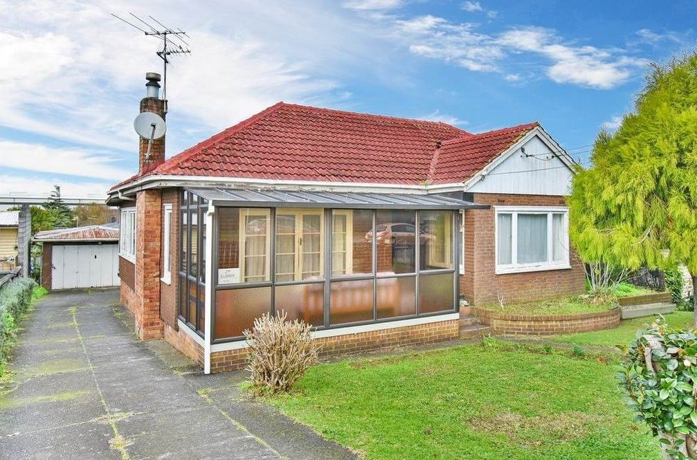 For rent, 4 beds 1.5 baths house with double garage, available 8th June, 3 Bridge Street, Papatoetoe, Auckland