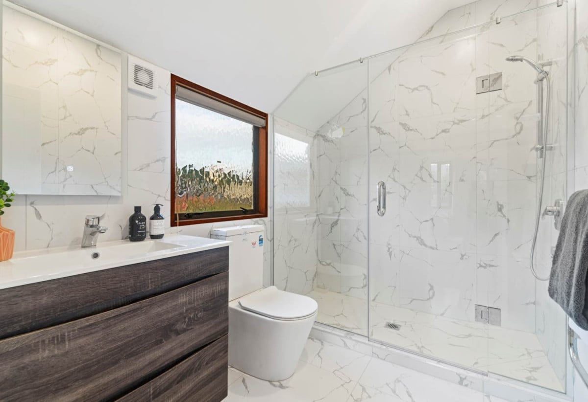 Urgent sale, Overseas vendor cashing out, Double Grammar school zone, 475m2 section, 4 beds + office room 3 baths house with double garage, zoned Terrace Housing & Apartment Building, 1.9 km to Epsom Girls’ Grammar School, 2.8 km to Auckland Grammar, 11B Clonbern Road, Remuera, Auckland