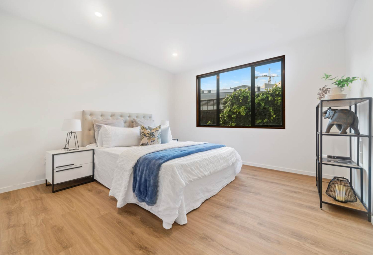 Urgent sale, Overseas vendor cashing out, Double Grammar school zone, 475m2 section, 4 beds + office room 3 baths house with double garage, zoned Terrace Housing & Apartment Building, 1.9 km to Epsom Girls’ Grammar School, 2.8 km to Auckland Grammar, 11B Clonbern Road, Remuera, Auckland