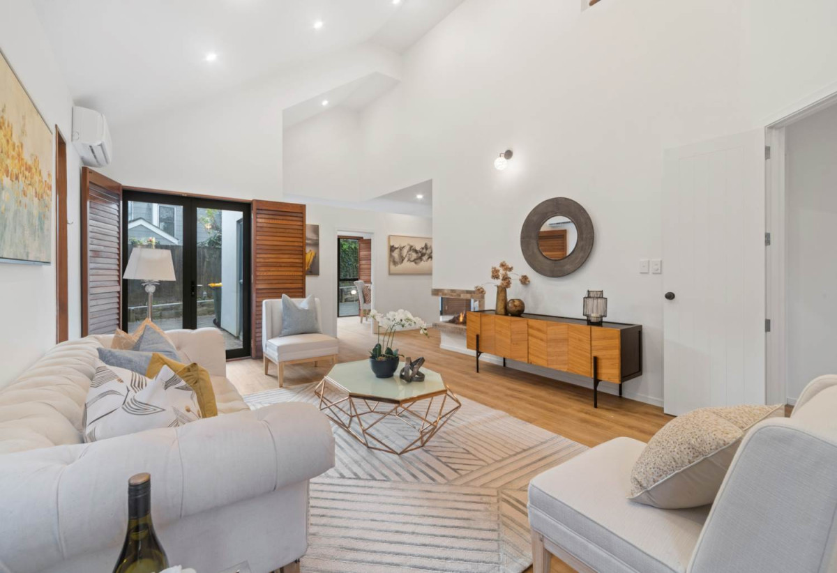 Urgent sale, Overseas vendor cashing out, Double Grammar school zone, 475m2 section, 4 beds + office room 3 baths house with double garage, zoned Terrace Housing & Apartment Building, 1.9 km to Epsom Girls’ Grammar School, 2.8 km to Auckland Grammar, 11B Clonbern Road, Remuera, Auckland