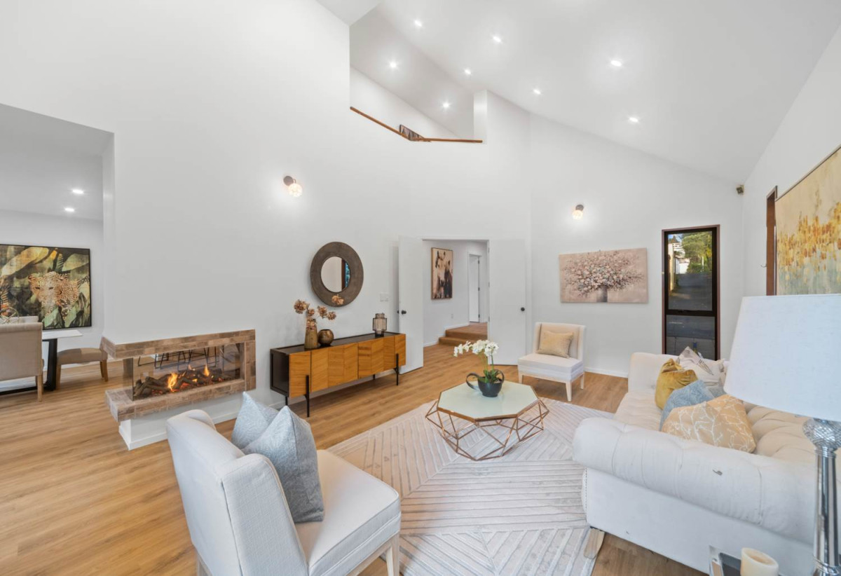 Urgent sale, Overseas vendor cashing out, Double Grammar school zone, 475m2 section, 4 beds + office room 3 baths house with double garage, zoned Terrace Housing & Apartment Building, 1.9 km to Epsom Girls’ Grammar School, 2.8 km to Auckland Grammar, 11B Clonbern Road, Remuera, Auckland