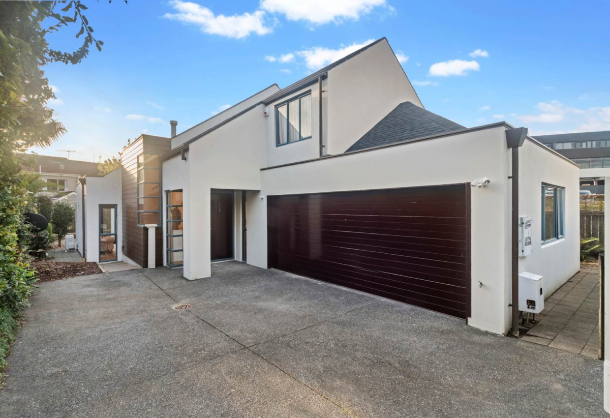 Urgent sale, Overseas vendor cashing out, Double Grammar school zone, 475m2 section, 4 beds + office room 3 baths house with double garage, zoned Terrace Housing & Apartment Building, 1.9 km to Epsom Girls’ Grammar School, 2.8 km to Auckland Grammar, 11B Clonbern Road, Remuera, Auckland