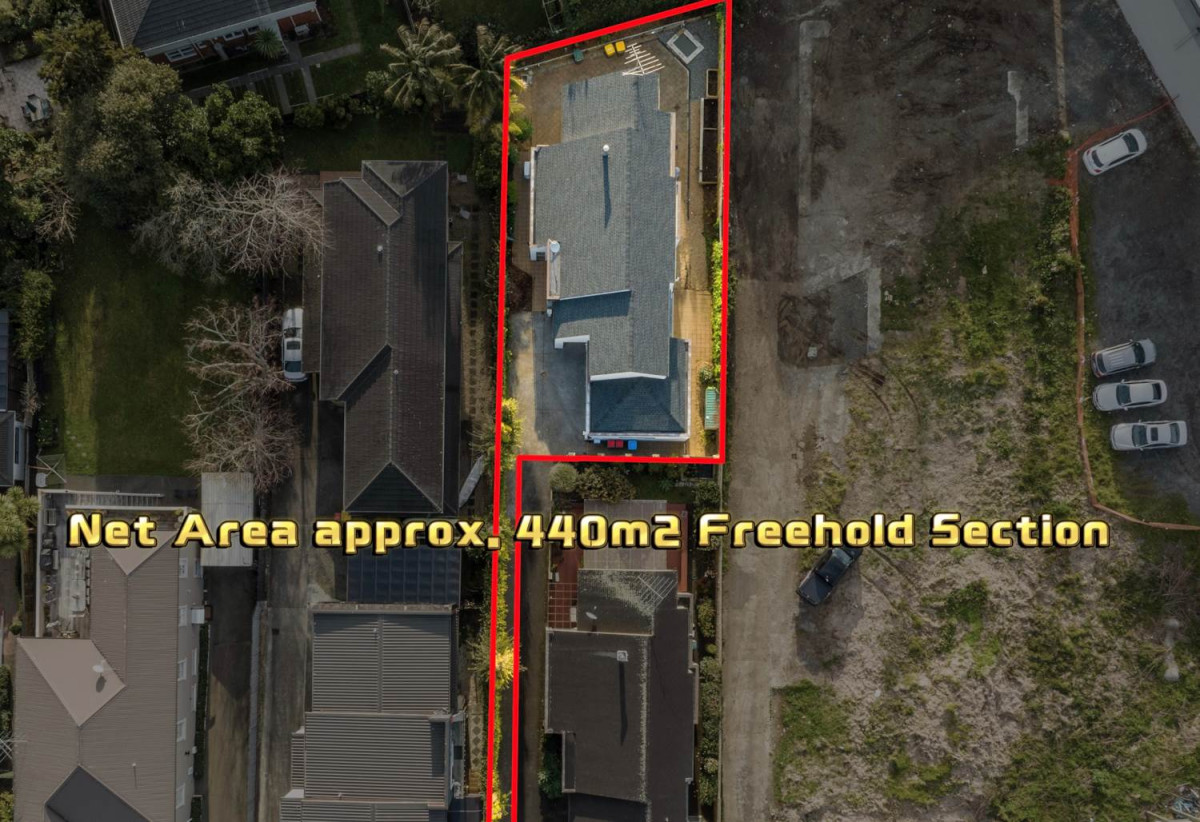 Urgent sale, Overseas vendor cashing out, Double Grammar school zone, 475m2 section, 4 beds + office room 3 baths house with double garage, zoned Terrace Housing & Apartment Building, 1.9 km to Epsom Girls’ Grammar School, 2.8 km to Auckland Grammar, 11B Clonbern Road, Remuera, Auckland